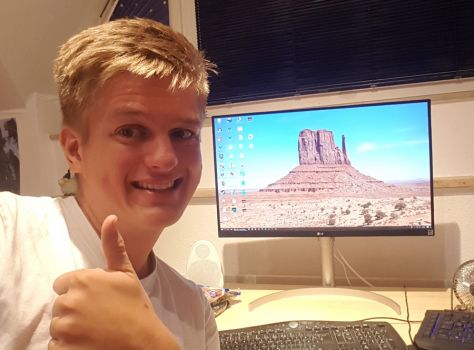 Selfie mit dem Monitor – für dieses tolle Gerät würde ich sonst auch beide Daumen hoch zeigen