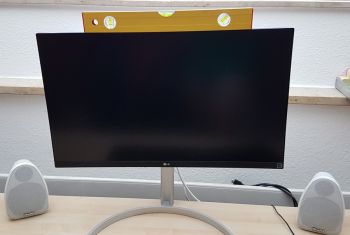 Die Wasserwaage lügt nicht: Dreht man den Monitor bis zum Anschlag, ist er schief
