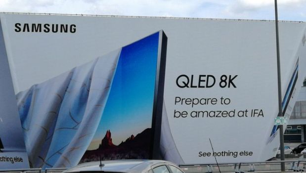 Samsung 8K QLED TV Werbeplakat auf dem Fluhafen Berlin-Tegel