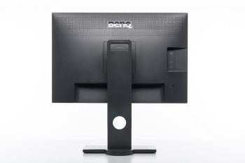 Ansicht des BenQ SW240 von hinten in der höchsten Stellung