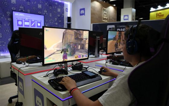 gamescom 2018, Mann beim Spielen