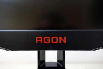 AGON-Schriftzug mittig auf dem Display-Rahmen platziert