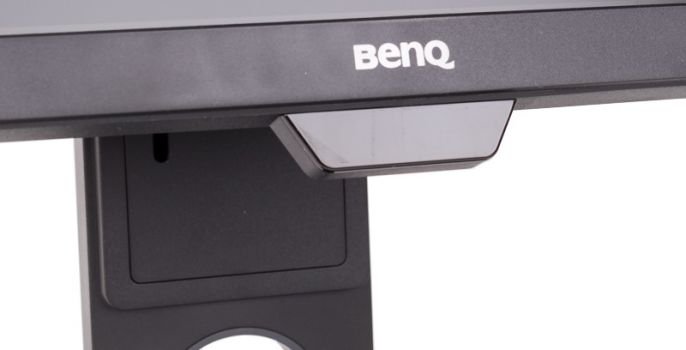 Helligkeitssensor mittig unter dem Frontrahmen des BenQ BL2480T