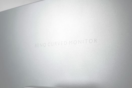 Dezente Aufschrift „BENQ CURVED MONITOR“ ziert die Rückwand