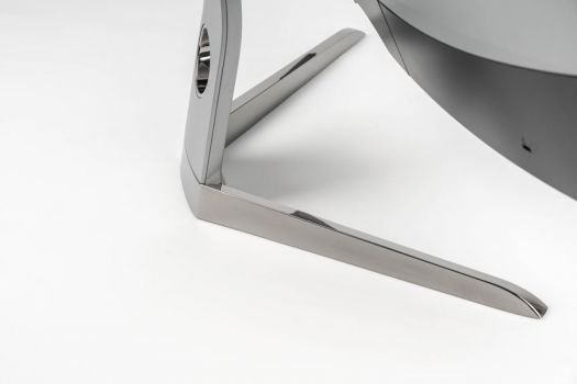 Der chromfarbene Fuß des BenQ EX3203R gibt nach vorn nicht viel Halt