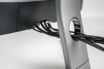 Durch die runde Öffnung vom Monitortragearm werden die Kabel geführt 