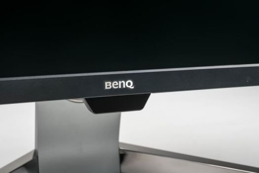 BenQ-Logo mittig des Rahmens, und direkt darunter der Lichtsensor