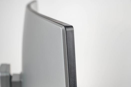 Der äußere Rand des Displaygehäuses misst eine Tiefe von 15 mm