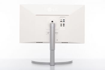 Ansicht des LG 27UK850-W von hinten in der höchsten Stellung