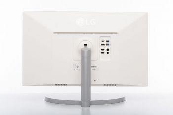 Ansicht des LG 27UK850-W von hinten in der niedrigsten Stellung