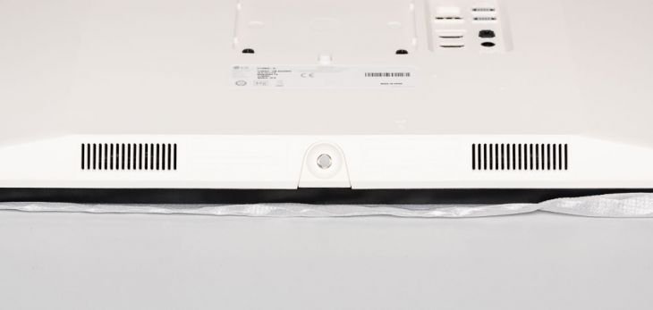 Integrierte kraftvolle Stereo-Lautsprecher mit 2 x 5 Watt und „MaxxAudio“ an der Unterseite des Displaygehäuses