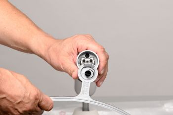 Werkzeugfreie Montage mit Flügelschraube des Fusses am Standbein