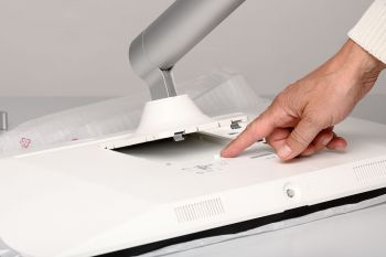 Einrasten des Standbeins auf der Displayrückseite