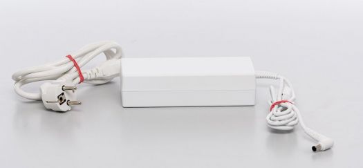 Kraftvolles externes Netzteil mit bis zu 60 Watt für externe Geräte