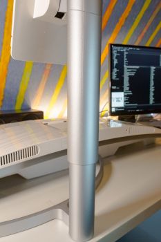 Die sichtbare „Naht“, die sich über die gesamte Länge des Standfußes zieht, gefällt mir nicht