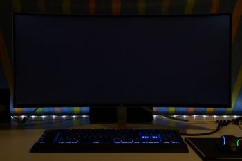 Ungefähr so sieht ein komplett schwarzes Bild bei 70 % Helligkeit in einem dunklen Raum aus. Für die Größe, die Panel-Technik und das Format ist das absolute Spitze