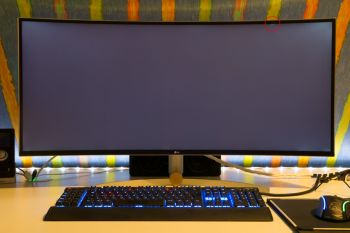 Auf dieser Langzeitbelichtung sieht man die Problemstellen bei der Ausleuchtung. Manchmal bemerkt man das kleine „Highlight“ im rot markierten Bereich sowie die oberen Ecken. Trotzdem: Sehr gut!