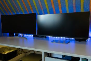 Der Blickwinkel ist entscheidend. Grundsätzlich sind die Oberflächen praktisch identisch. Bemerkenswert sind auch die beiden unterschiedlichen Standfüße