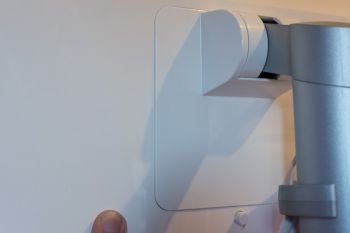 Die Verbindung zwischen Bildschirm und Standfuß hat Spiel, was bei der Neigungsverstellung stört. Ansonsten ist das aber nicht bemerkbar und kein Problem