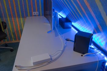 Die mitgelieferten Kabel sind mit 1,5 m zu kurz, um den Bildschirm in die Mitte meines Schreibtischs stellen zu können