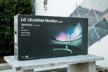 Die Verpackung ist sehr stabil und sehr schwarz