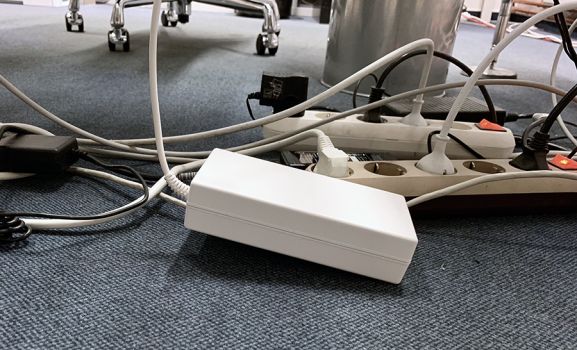 Härtetest für die Zugentlastung? Lieber nicht, muss das Netzteil halt unterm Tisch befestigt werden!