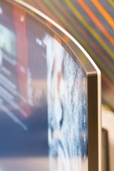 Das weiße Plastik der Rückseite zieht sich bis zu den äußeren Kanten, was einen starken Farbkontrast ergibt. Eine silberne, dunklere Rückseite hätte schöner zur matten Alu-Optik des Rahmens gepasst und mir besser gefallen. (Man beachte die dezenten Reflexionen der speziell gestreiften Testtapete)