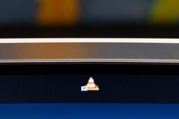 Die matte Leiste im Alu-Look wirkt elegant und reflektiert nur wenig. Das weiße Hochglanz-Plastik erzeugt einen kräftigen Kontrast