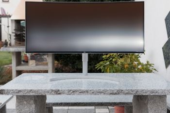 Der Kamerablitz liefert einen Vorgeschmack zum Reflexionsverhalten