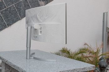 Die Rückseite ist in Hochglanz-Weiß gehalten. Die Wahl des Materials (Plastik) ist so auf den ersten Blick zu erkennen. Das silberne Plastik des 34UM95 dagegen ginge optisch auch als Alu durch, was hochwertiger wirkt und mir besser gefällt