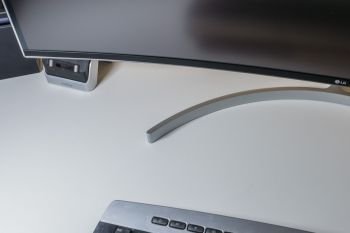 Der Spalt zwischen Panel und Abdeckung der Unterkante wird zur Mitte hin immer größer. Der Standfuß ist zumindest optisch schön schlank und Platzsparend