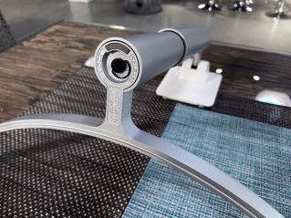 Genau so sollte ein Standfuß sein, minimalistisch, aber solide und aus Aluminium