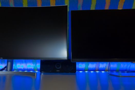 Die Krümmung des 38WK95C-W fängt Reflexionen schneller ein und verteilt diese größer auf der Bildschirmfläche. Man beachte außerdem die dezente und stylische Karbonfolie auf dem 34UM95C