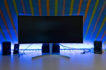 Die niedrigste Position lässt ca. 10 cm Platz zwischen Unterkante und Schreibtisch, die höchste Position (auf dem Bild zu sehen) lässt ca. 20 cm Luft