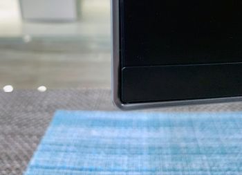Die untere aufgesetzte Kunststoffeinfassung wirkt auch unglücklich!