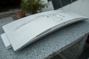 Der Bildschirm wird zum Aufbau auf ein gekrümmtes Stück Styropor gelegt