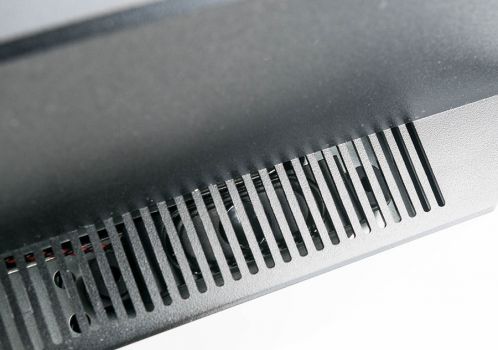 Die zwei kleinen 2-Watt-Lautsprecher befinden sich direkt unter den Außenseiten der Belüftungsöffnung