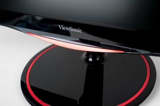 Zierblende mit roten Details am unteren Rahmen des Displays und beim Fuß
