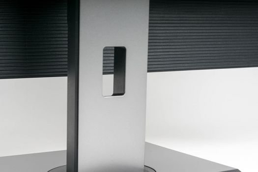 Einfache Öffnung im Monitorarm dient dem Kabelmanagement