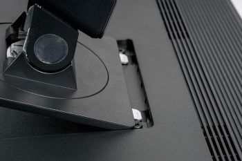 Über zwei Nasen wird die Halteplatte in das Display eingehängt …
