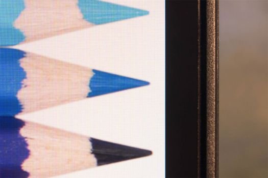 Das schmale Rahmenband vom Display um das Panel ist nur 2 mm breit