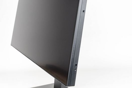Die Schraublöcher für die Lichtschutzblende können am Monitorrahmen nicht verdeckt werden