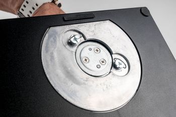 Der Tragarm wird über zwei Schrauben mit dem Fuß fixiert