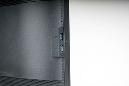 Zwei USB-3.0-Anschlüsse seitlich, wovon ein Anschluss über eine Schnellladefunktion verfügt
