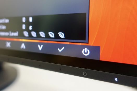 Die Bedienung des OSDs erfolgt über sieben berührungsempfindliche Taster an der Vorderseite des Geräts