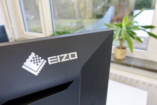Wolf im Schafspelz: Der EV3285 ist zurückhaltend im Design und trägt am schmalen Rahmen nicht einmal ein EIZO-Logo. Einzig auf der Rückseite des Monitors findet sich ein etwas prominenteres Branding.
