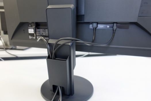 Ordnung muss sein: Dank mitgeliefertem Kabelhalter und passender Abdeckung sind von vorne keine Kabel am Monitor sichtbar