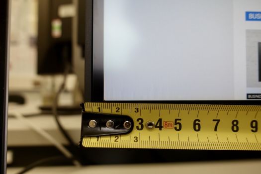 Rahmenloses Design: Mit nur 6 mm Glasrand (innen) und 3 bis 4 mm Kunststoffrahmen verfügt der EV3285 über ein äußerst graziles Erscheinungsbild