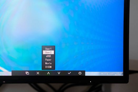 Einmal berühren und der „Button Guide“ erscheint, ein zweites Mal berühren und man gelangt in das On-Screen-Menü