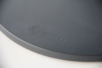 EIZO Logo auf dem Standfuß …